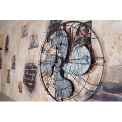 Horloge murale de style industriel avec un design de ventilateur