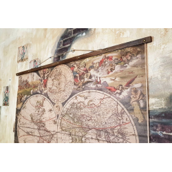 Globe terrestre ancien avec des cartes historiques