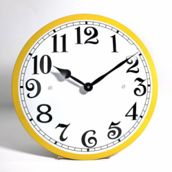 Horloge fond blanc et bord jaune