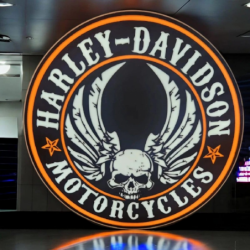 L'esprit biker entre dans votre déco ! Lampe LED 3D Harley-Davidson pour les passionnés de custom et de liberté.
