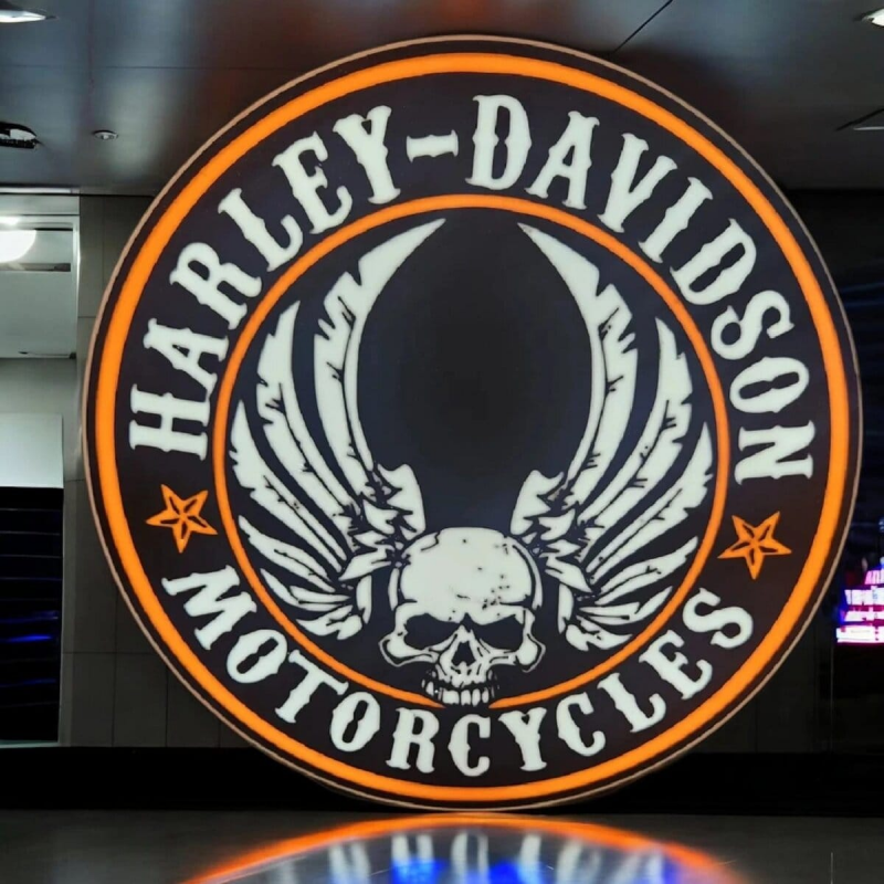 L'esprit biker entre dans votre déco ! Lampe LED 3D Harley-Davidson pour les passionnés de custom et de liberté.